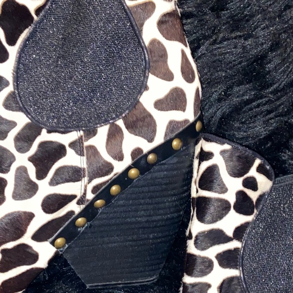🔥SOLD🔥Rare- Irregular Choice Cow Kiss Print Ankle Boots - Picture 11 of 11